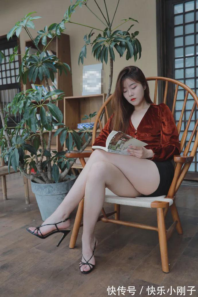 V领衫 包臀裙搭配V领衫,散发高雅的女人味