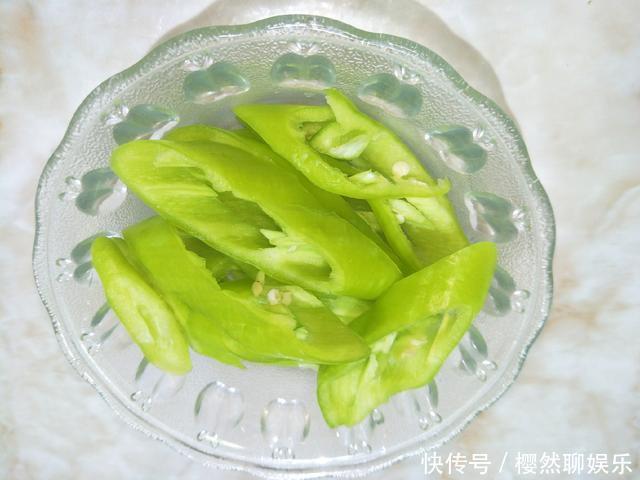 西红柿又有新吃法,加2样食材,锅里简单一炒,香辣多汁超下饭