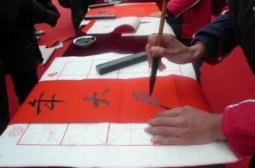 文人!文人出上联“两口子骑一马,多难受”,书生对出下联引众人捧腹