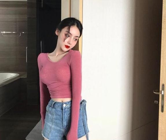 t恤衫|街拍夏日微胖小姐姐，身材丰腴，魅力十足，展现出迷人姿态