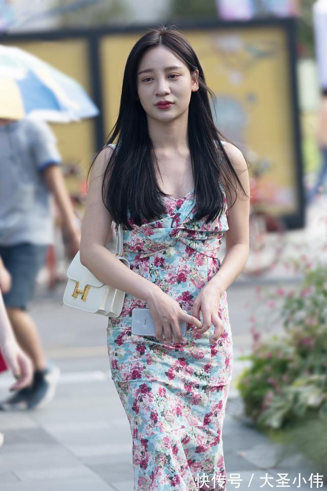 街拍|美女街拍:清新优雅的吊带碎花裙,穿出了简约又浪漫的感觉,温婉大方有气质