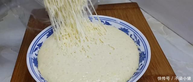 以后面粉就这样做,撒1把葱花,比鸡蛋饼还好吃,学会自己当老板