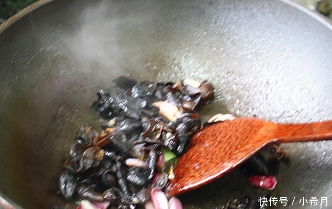 木耳|此菜,我家每周吃两顿,雷打不动,营养水分足,低脂美容嫩肌肤