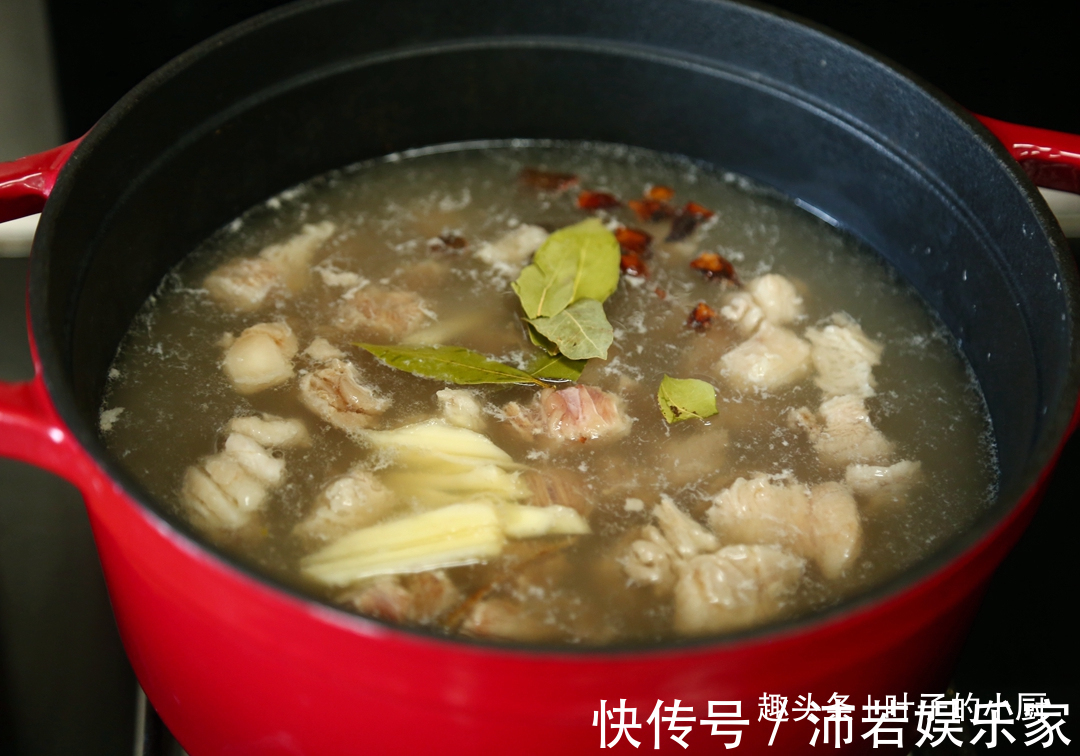 土豆炖牛肉|土豆炖牛肉，30年大厨支招只要加上此物，七大姑八大姨抢着吃
