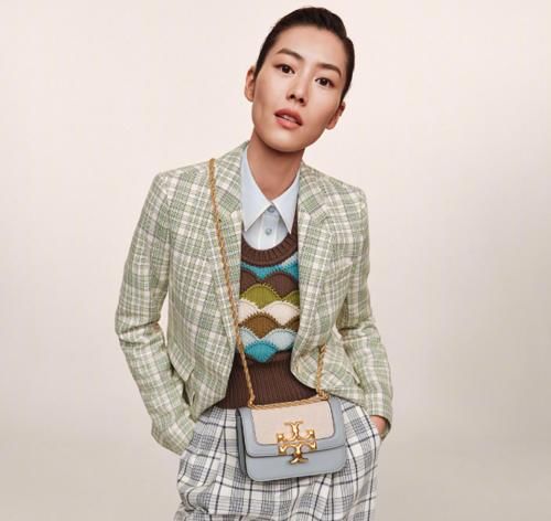 刘雯“全身都是戏”，为了显潮范穿满印外套不够，连卫衣都要拼色