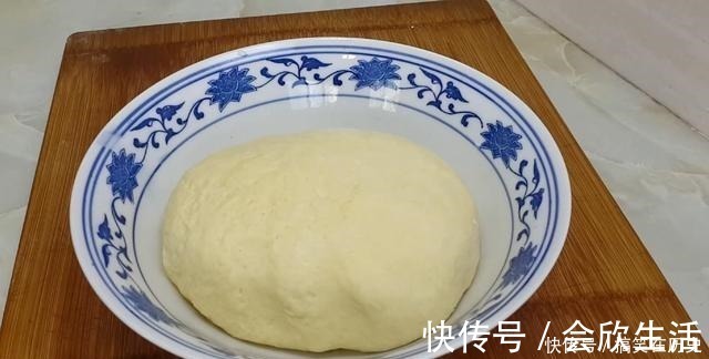 以后面粉就这样做，加3个鸡蛋，不用烤不用蒸，比蛋糕都香甜好吃