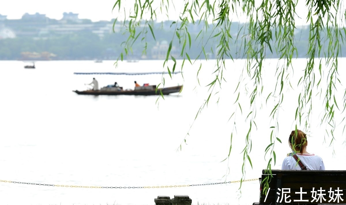 游春!苏轼《行香子》:看似处处写景,实则曲笔写情,思念妻小跃然纸上