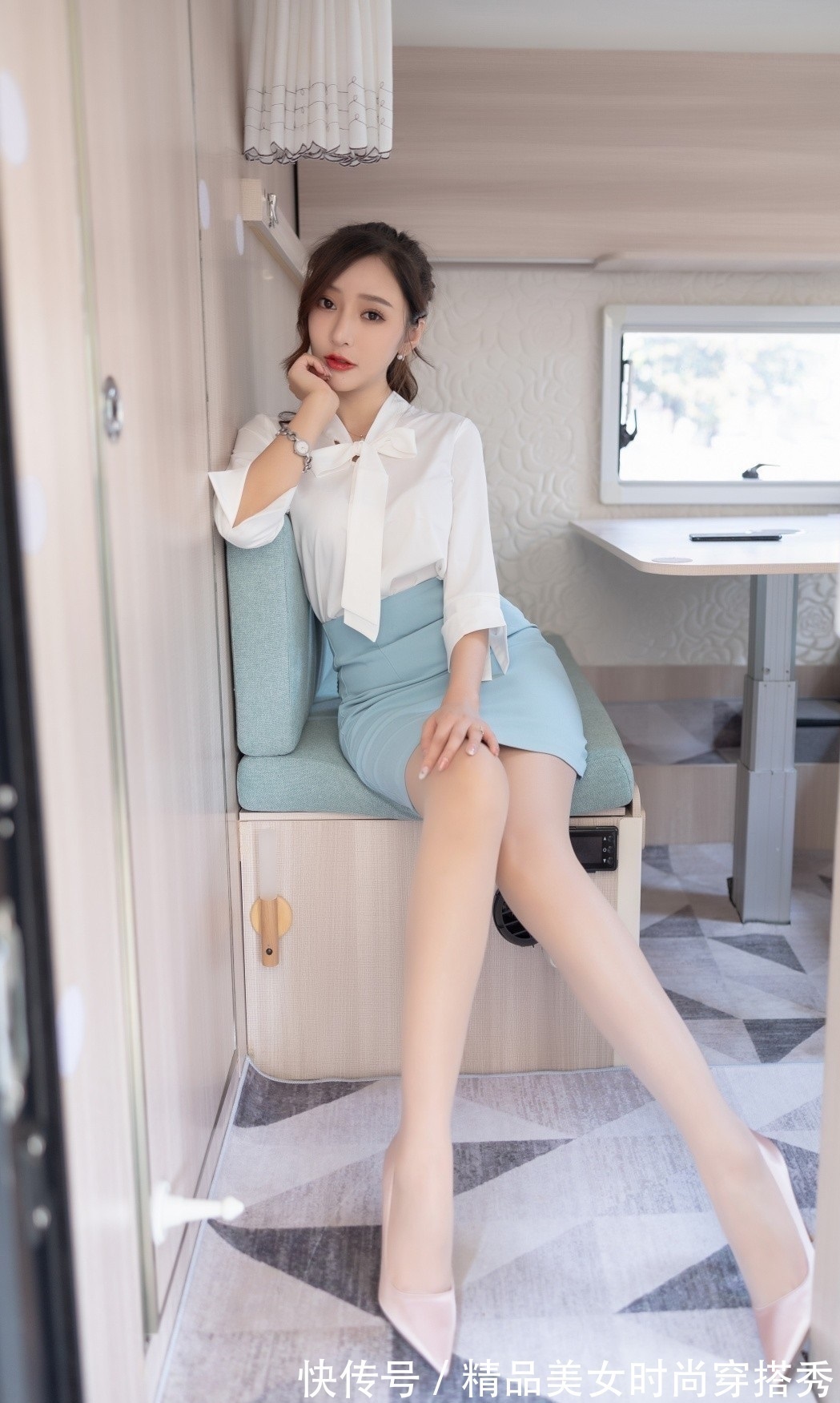 知性 知性又优雅的白色衬衫,下搭一条浅蓝色的高腰包臀裙,性感又迷人