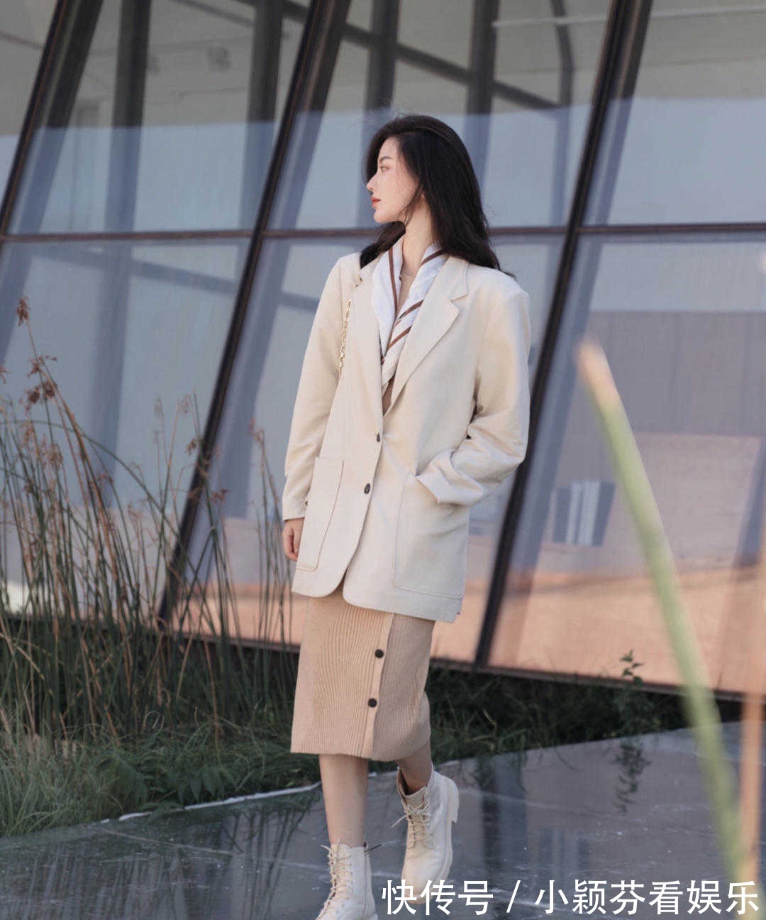 穿搭 女生秋冬穿风衣时,不管高矮,搭配这5双鞋子,照着穿都很高级