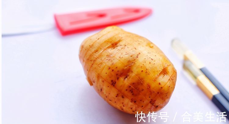 土豆的创意吃法，放进烤箱里面一烤，外脆里软，相当好吃