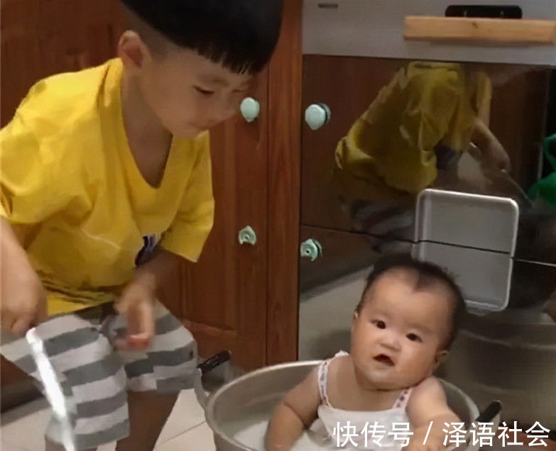 弟弟|哥哥趁爸妈不在家,准备铁锅炖弟弟,宝妈:到家就差点火了