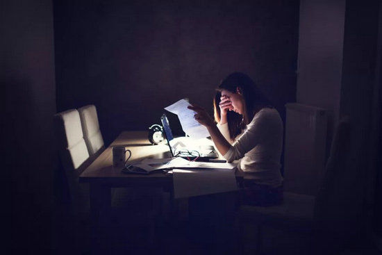 工作时间|只要晚睡就一定不健康吗?睡眠不足才是关键问题