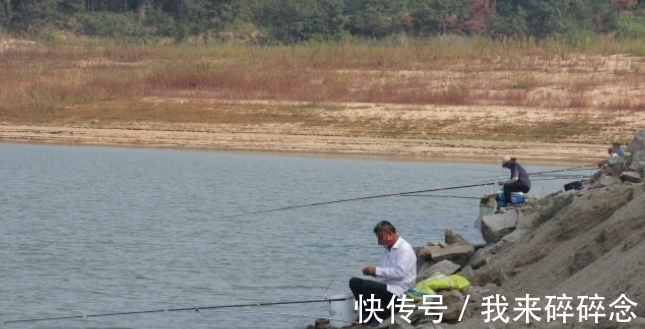 用蚯蚓钓鱼，这样打窝，冬天垂钓也能打窝