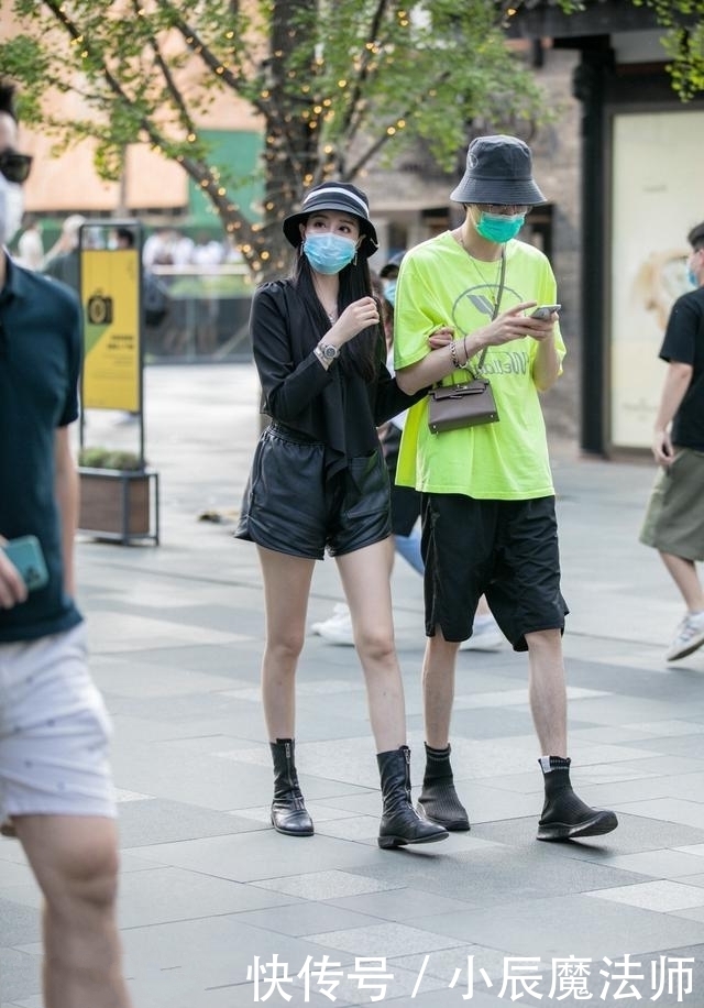 路人街拍,配上一双粉色运动鞋,显得个性减龄