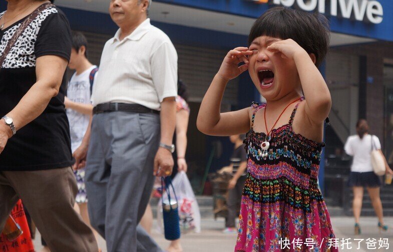 萌娃逛超市，为防止跑丢系一个气球很是显眼，网友：防走失好办法