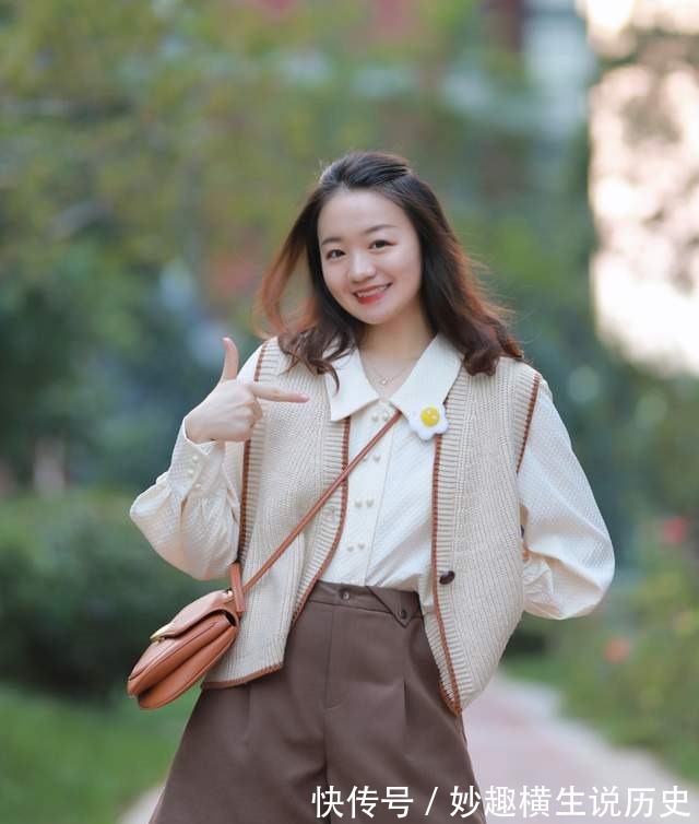 T恤 微胖女生怎么穿才好看西服外套搭配T恤和黑色短裤,显高又显瘦