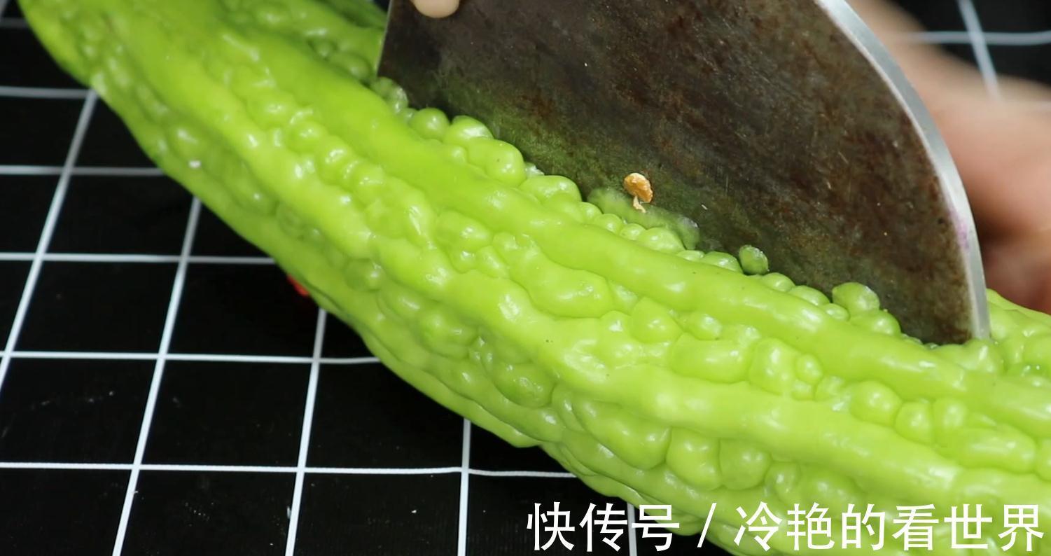 苦瓜这样做太好吃了,一点不苦,不炒不凉拌,孩子也爱吃,超解馋