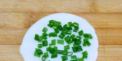 土豆|葱油饼这一种做法,不用和面,10分钟就能吃上香喷喷的早餐