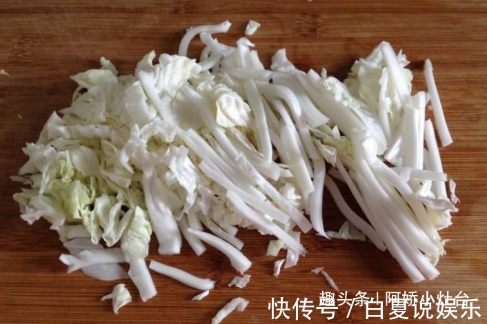 蘑菇条|不放肉、不凉拌、不炖豆腐，白菜最新吃法，比吃肉过瘾，真解馋