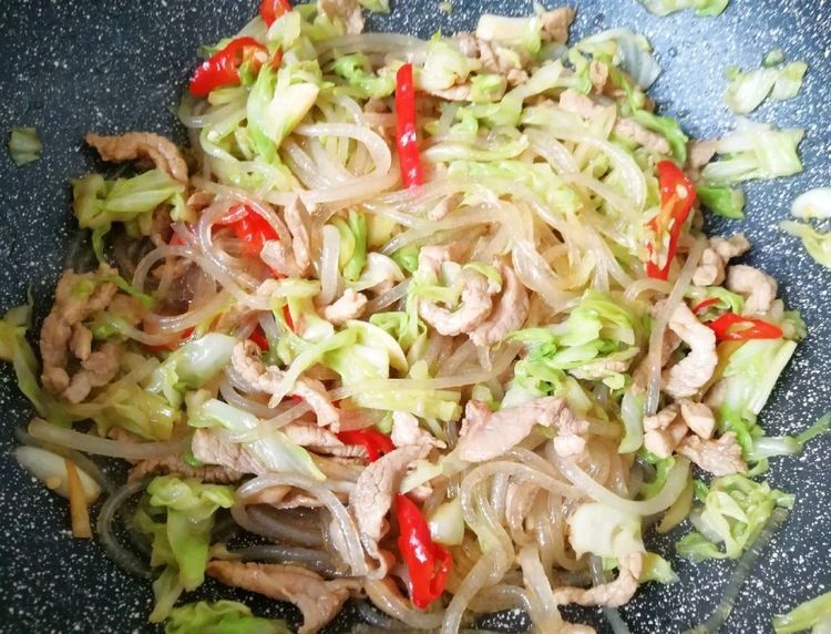 家常包菜肉丝炒粉条，下酒下饭都不错，做法简单，一学就会