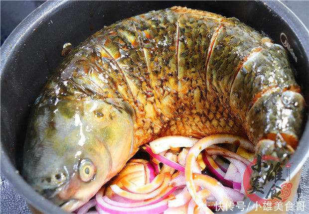 把一整条鱼扔进电饭锅中,头一次见这种做法,出锅连骨头都不剩