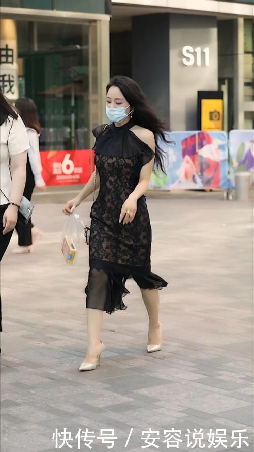 街拍中年美女的穿搭秘籍，黑色挂脖蕾丝长裙，展现无尽女人味
