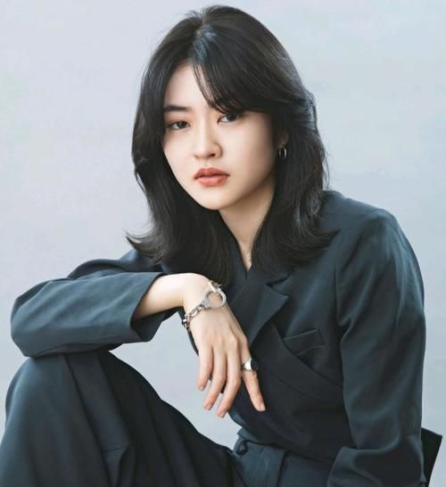 面部|面部太宽的女人如何变美？改变这些细节，显脸小之外还能提升气质