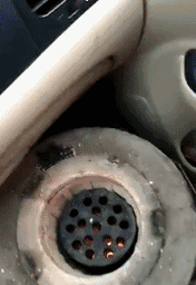 |搞笑GIF:司机大哥,车里别放这个暖炉,很危险的!