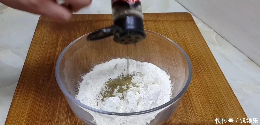 鸡蛋饼这样做太香了,教你懒人做法,鼓泡零失败,吃过就念念不忘