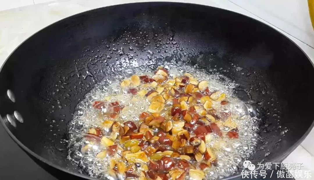 以后南瓜面粉就这么做,加3个鸡蛋,不蒸馒不烙饼,上桌就被抢光