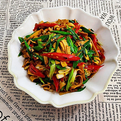 第一次尝试蒜苗炒豆腐皮，没想到这么好吃