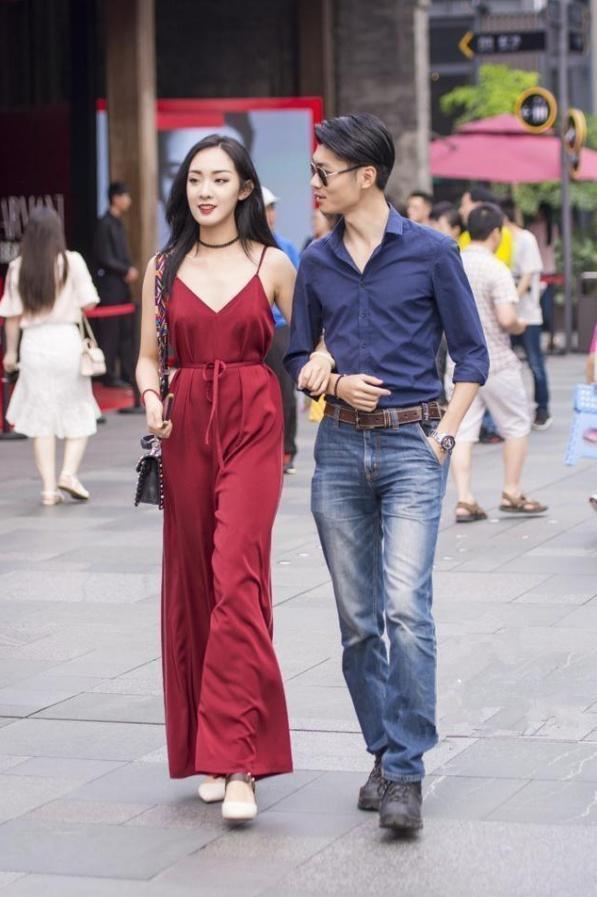 曲线美|街拍图八性感小姐姐,蓝色短袖搭黑色短裤,凸显窈窕高雅曲线美
