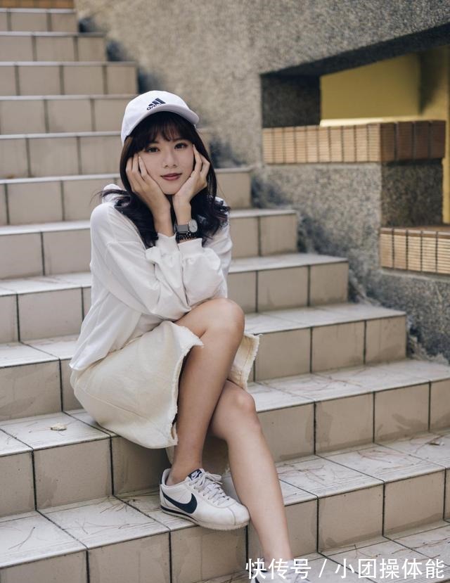 身穿白色 小姐姐身穿白色的帽衫卫衣,搭配牛仔半身裙,俏皮又时尚!