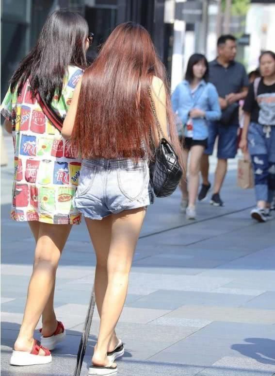 小姐姐|时尚街拍紧身白色抹胸搭配牛仔短裤,青春而有活力,窈窕而性感