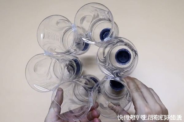 收纳|将6个塑料瓶粘成一个圆圈,放在厨房太实用了,全家人都抢着用!