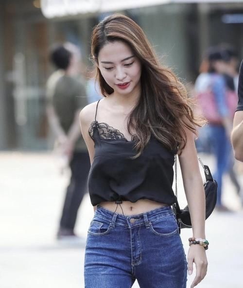 上衣 黑色吊带上衣搭配牛仔裤，穿出简单大气，散发出迷人气质