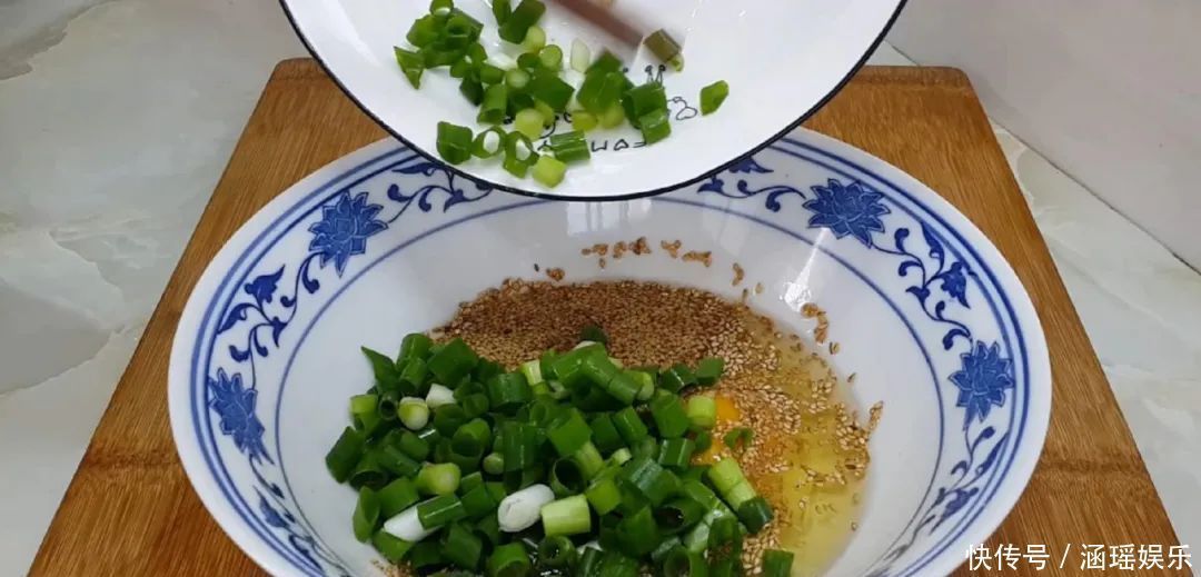 早餐别吃包子了,面粉中加2个鸡蛋,不蒸馒头不烙饼,出锅太香了