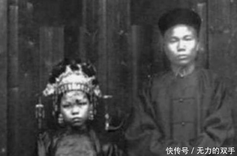 犯人|罕见老照片正在打板子的犯人，镖局的镖头，清朝时期的格格！