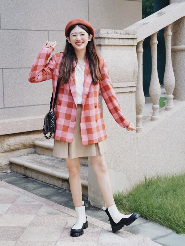 卡其色|秋冬,怎么穿西服超好看?搭配上半身裙或者紧身裤,高级又洋气