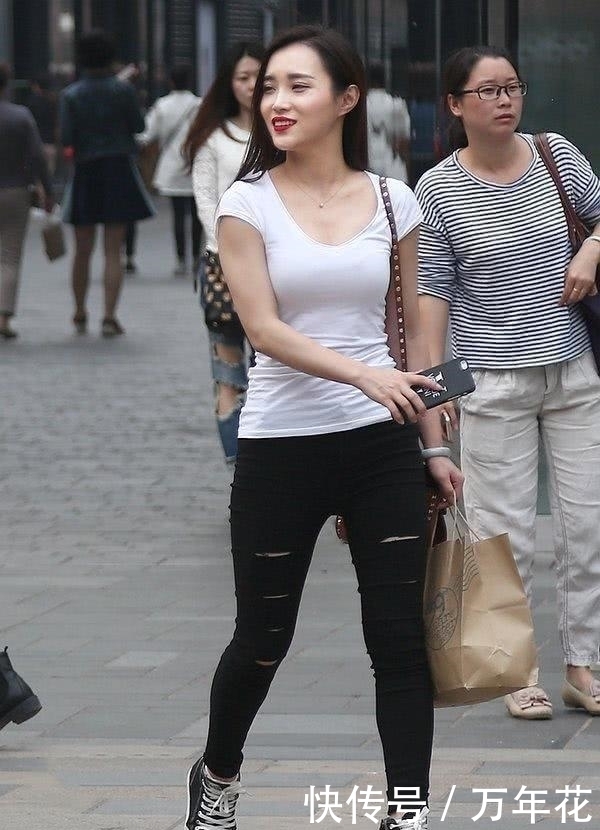 街拍:花枝招展的小姐姐,性感时尚苗条曼妙性感!