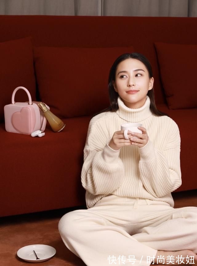白色连衣裙 何超莲穿出真正的“名媛风”，一袭白色连衣裙优雅大方，真高级