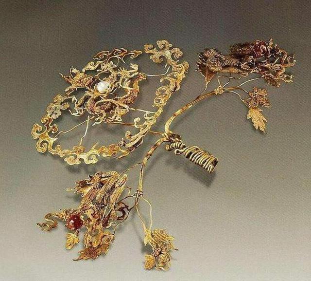 大拉翅@清宫女子往头上戴如此重的旗头,她们不累吗