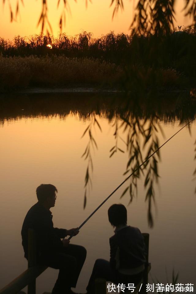 广东一男子在珠江野钓,收获巨型“水老虎”,直接躺地上当参照物