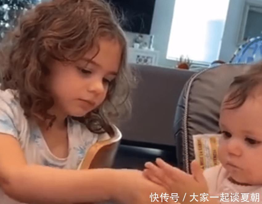 大宝|弟弟揪姐姐头发，本以为姐姐会发脾气，没想到姐姐的做法也太暖了