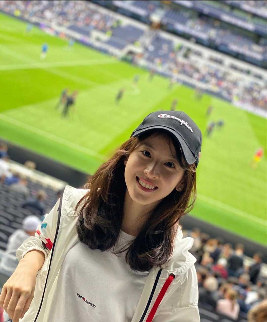 章泽天“阔太”气质范十足,穿针织衫搭配破洞牛仔裤,活泼又洋气