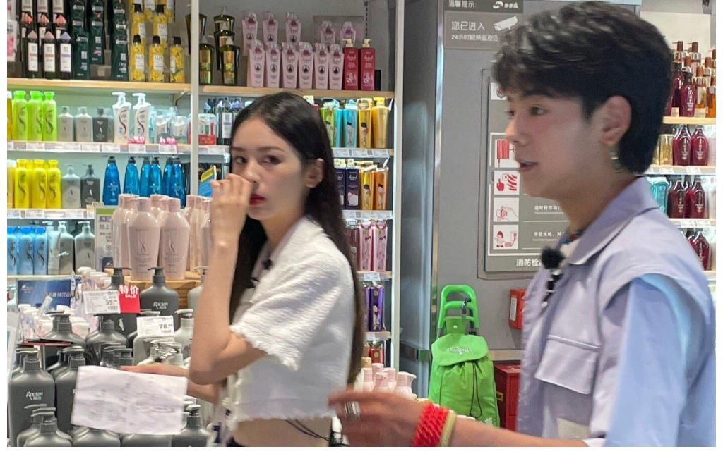 周也|丁真和周也為《中餐廳》采購，買了兩推車，讓女生搬東西好直男