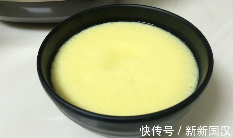 蒸鸡蛋羹，直接水的做法是不对的，牢记这1点，鸡蛋羹滑嫩