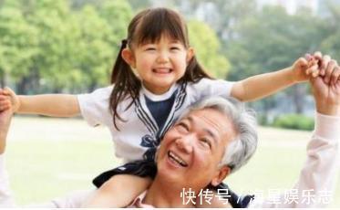 矛盾|孙女和爷爷睡觉从来不哭,看到真相后宝妈怒骂你不要脸孩子要脸