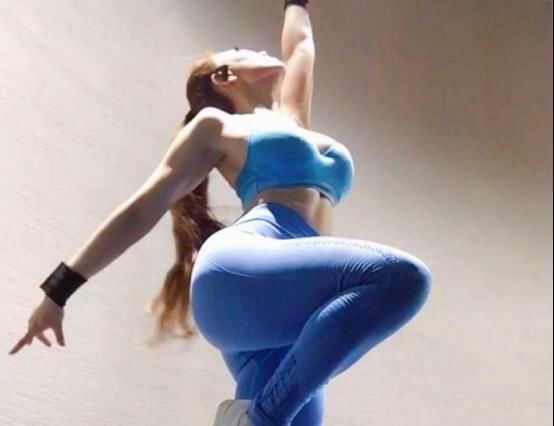 身体|体重135胖女人,身体仍然很灵活,全都是坚持健身的结果