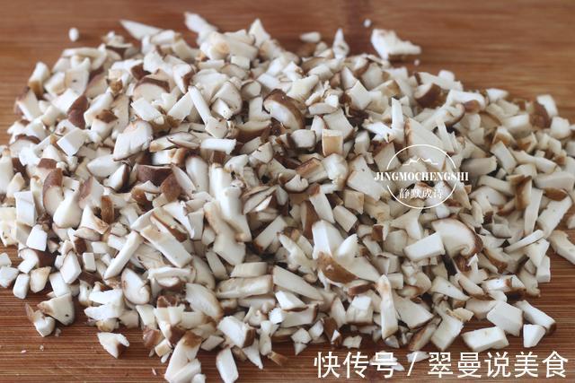 香菇油菜素包子的做法，油菜翠绿，馅香味美，小窍门全都告诉你